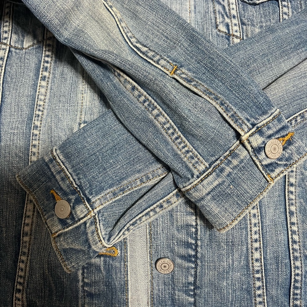 Levi's Women's Light Blue Jean Jacket - Picture 7 of 7